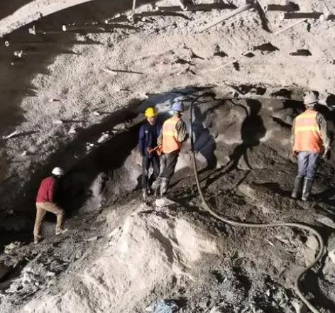 定城镇隧道拱顶带模注浆料，微膨胀注浆料的特点及施工工艺